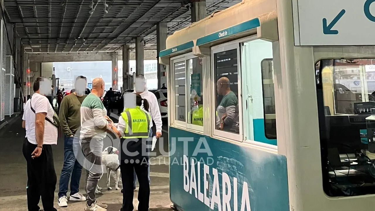 El enfado de los ceut&iacute;es con billete para el Avemar Dos ha ido en aumento tras cancelar la salida del buque de Bale&agrave;ria media hora m&aacute;s tarde del horario previsto /C.A.