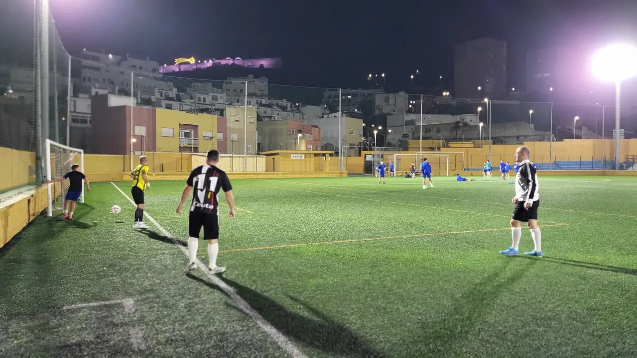 Los veteranos de f&uacute;tbol ceut&iacute;es juegan para ayudar a los afectados por la DANA