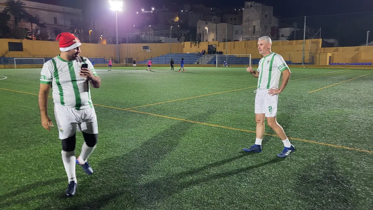 Los veteranos de f&uacute;tbol ceut&iacute;es juegan para ayudar a los afectados por la DANA