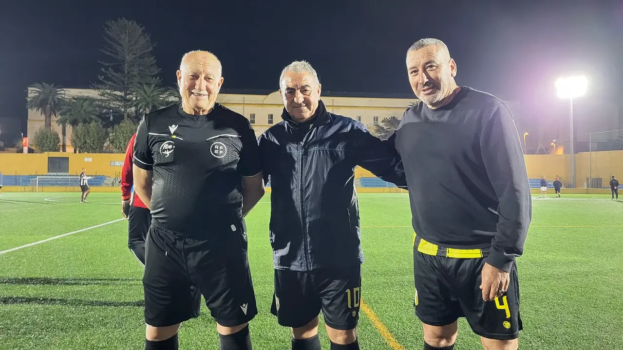 Los veteranos de f&uacute;tbol ceut&iacute;es juegan para ayudar a los afectados por la DANA