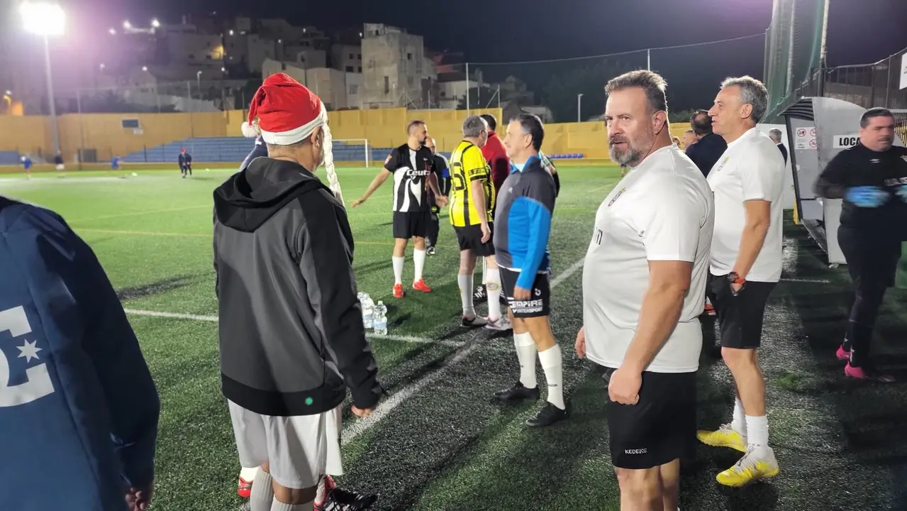 Los veteranos de f&uacute;tbol ceut&iacute;es juegan para ayudar a los afectados por la DANA