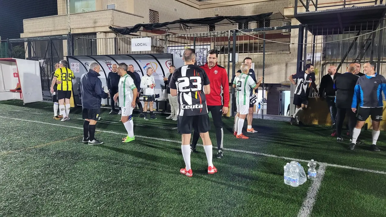 Los veteranos de f&uacute;tbol ceut&iacute;es juegan para ayudar a los afectados por la DANA