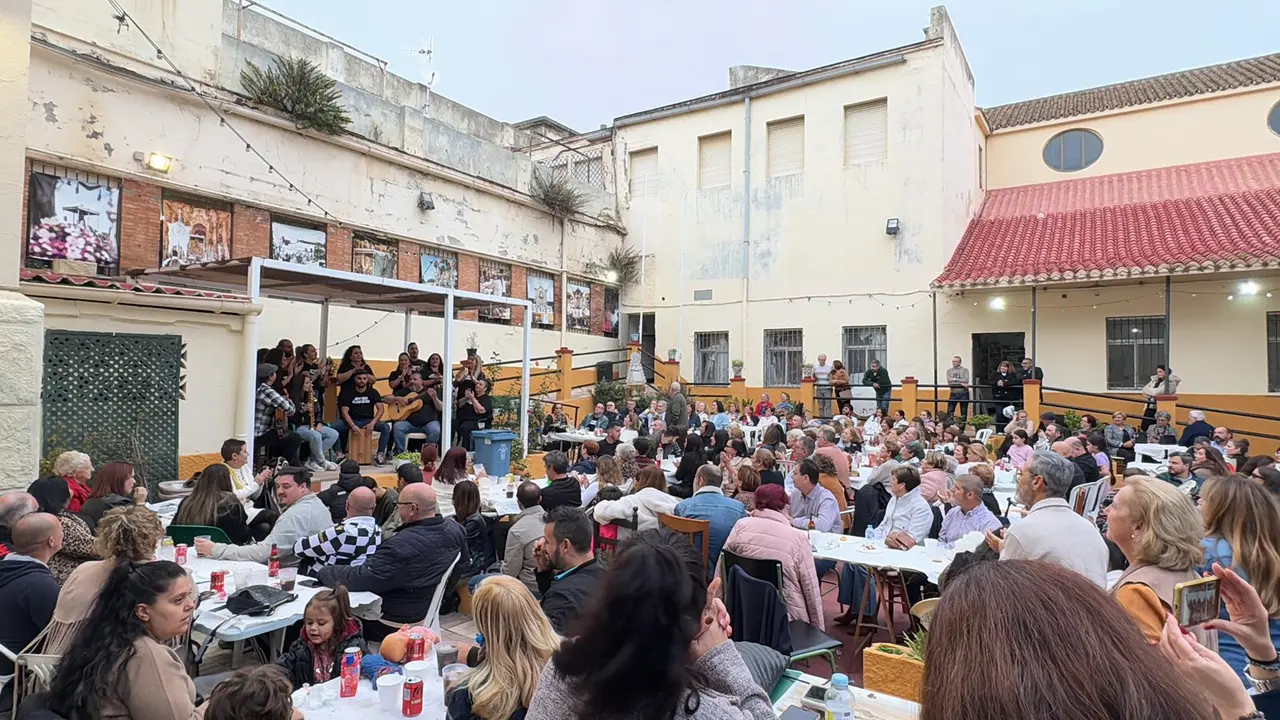 Zambomba rociera, 2024, patio de Santa Teresa, Hermandad del Roc&iacute;o, Coro J&oacute;venes Flamencos / E. Arteaga