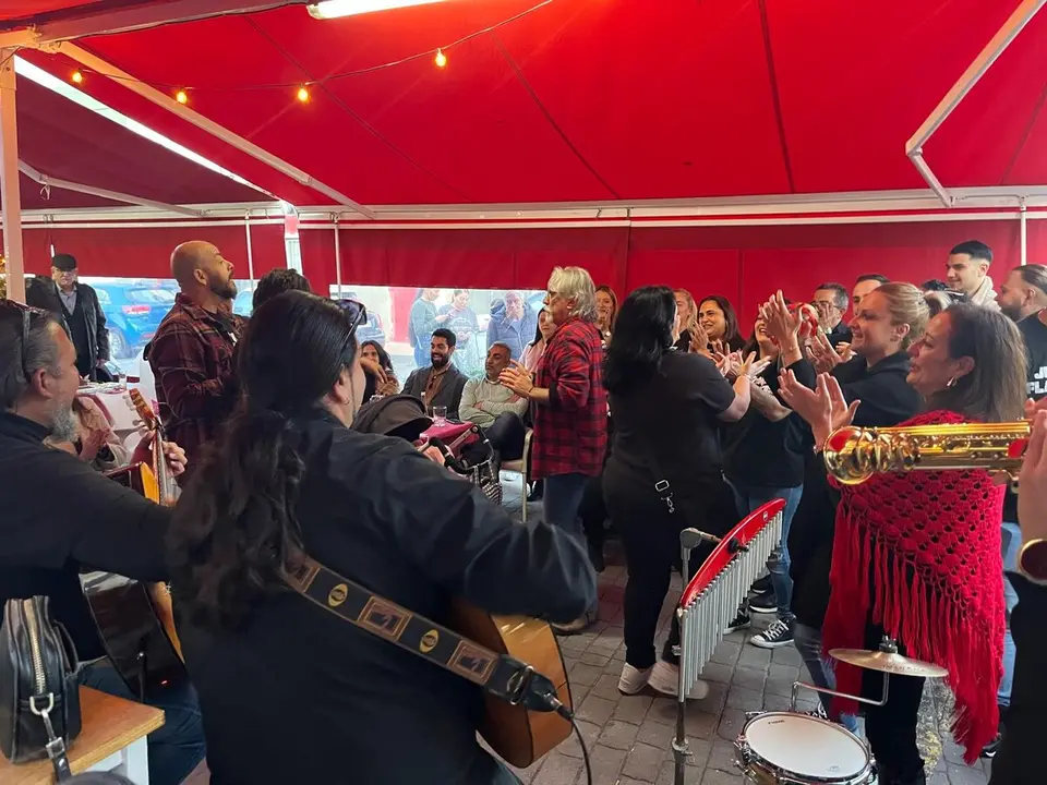 Zambomba Flamenca en la plaza Vieja, este s&aacute;bado./ J.A. Gonz&aacute;lez