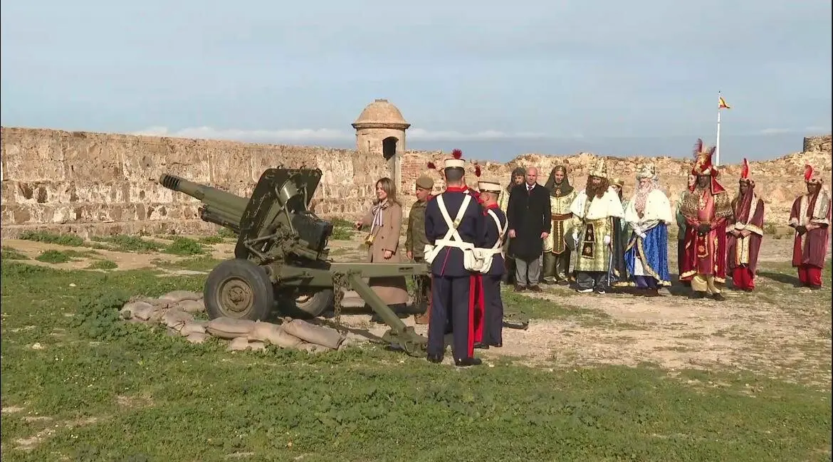 Los Reyes Magos participando en el tradicional ca&ntilde;onazo de las 12