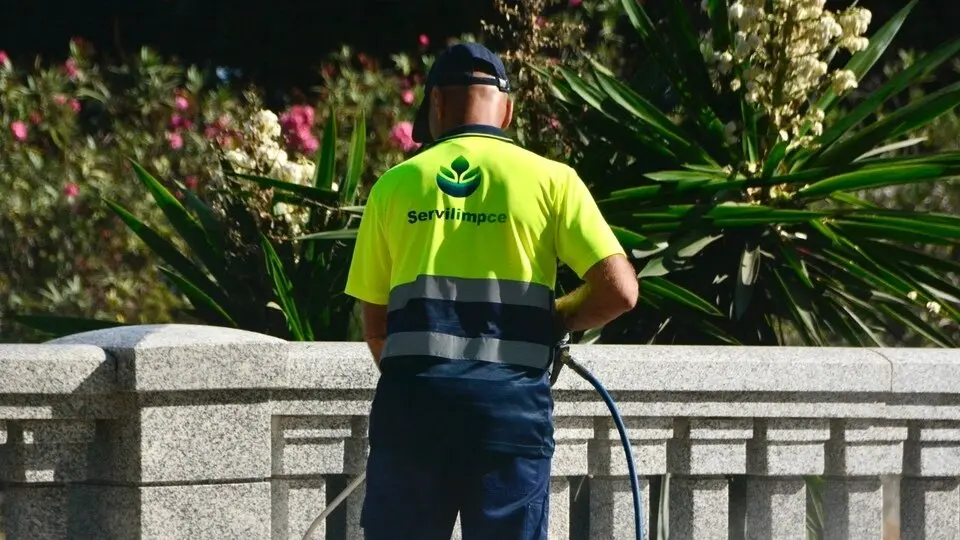  Un operario de Servilimpce. 