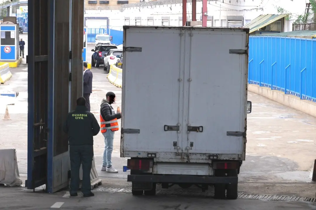 Cami&oacute;n cruzando la frontera de Melilla / Delegaci&oacute;n del Gobierno de Melilla