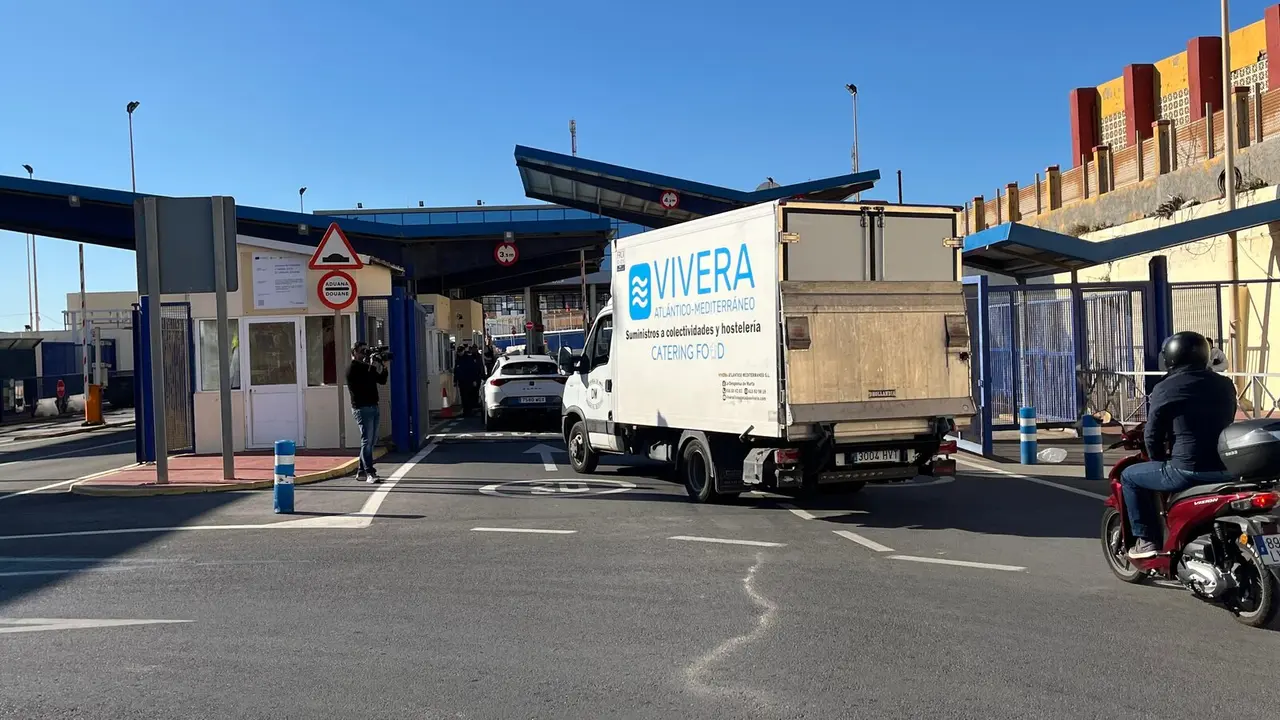  Cami&oacute;n de Vivera Atl&aacute;ntica tratando de cruzar hacia Marruecos. 