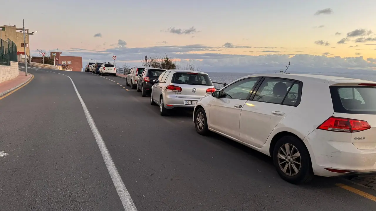 Los coches aparcan en la misma carretera por la falta de aparcamiento en el barrio / E.A.