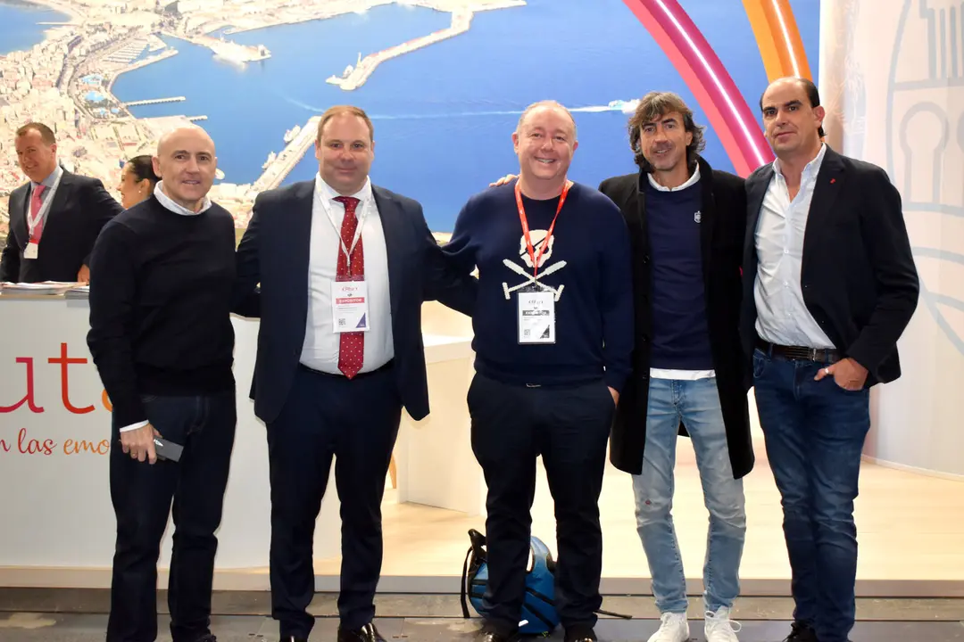  Maldini junto a Sergio Aguilera y Emilio Amavisca en el stand de la Ciudad Aut&oacute;noma de Ceuta 