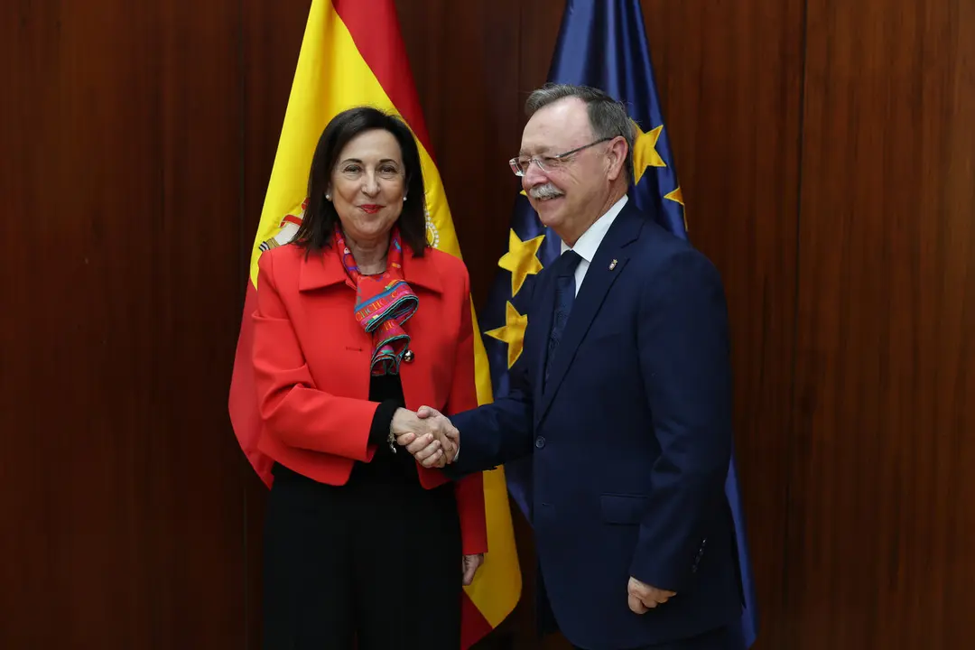 Reuni&oacute;n de Juan Vivas, y la ministra de Defensa, Margarita Robles (7)