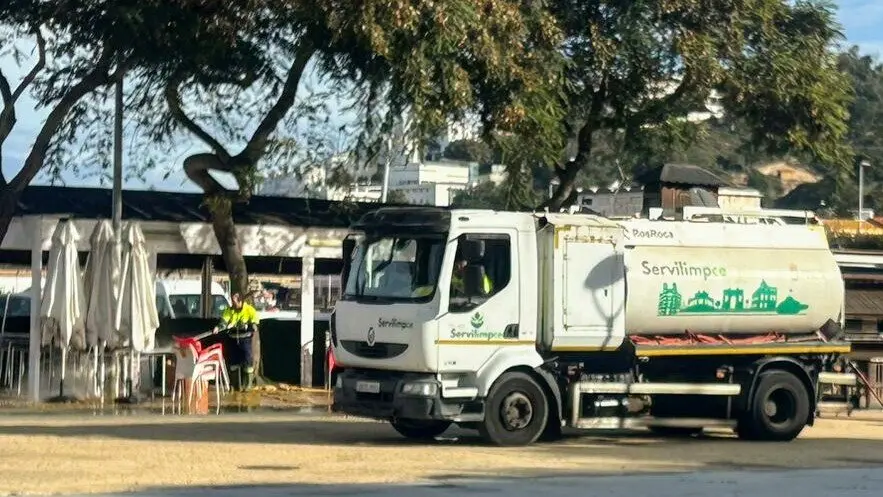 Servilimpce limpiando mobiliario de una terraza