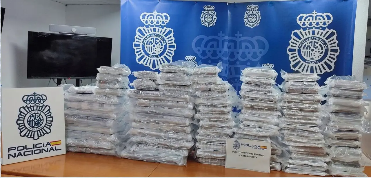 Hach&iacute;s incautado, detenidos Estaci&oacute;n Mar&iacute;tima / Polic&iacute;a Nacional