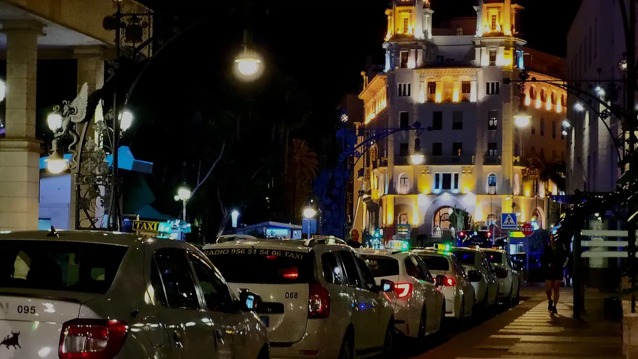 Taxis Gran V&iacute;a Edificio Trujillo noche /S.I.