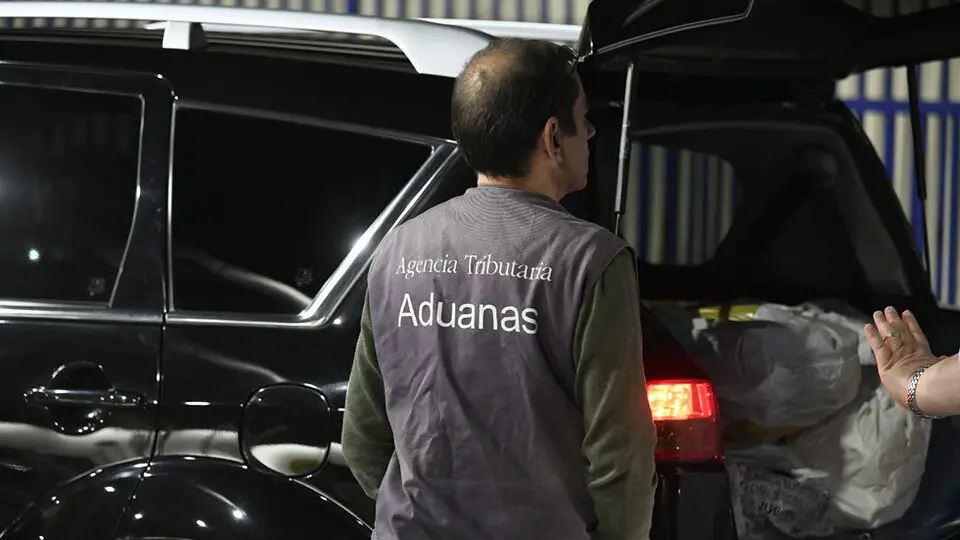  Un t&eacute;cnico de la Agencia Tributaria, en la frontera del Tarajal / Archivo 