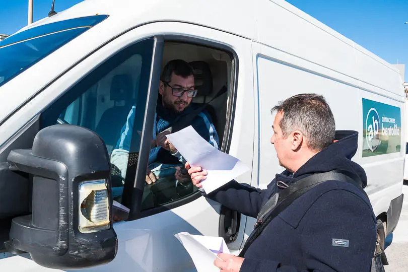  El conductor del primer cami&oacute;n de mercanc&iacute;as que cruz&oacute; por la Aduana Comercial de Ceuta, ya en 2023, muestra su documentaci&oacute;n 