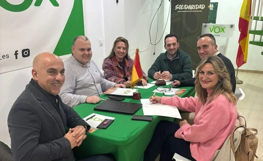  Al fondo, Juan Sergio Redondo, con Ivan Rajac a su izquierda, durante una reuni&oacute;n del CEP de Vox Ceuta. 