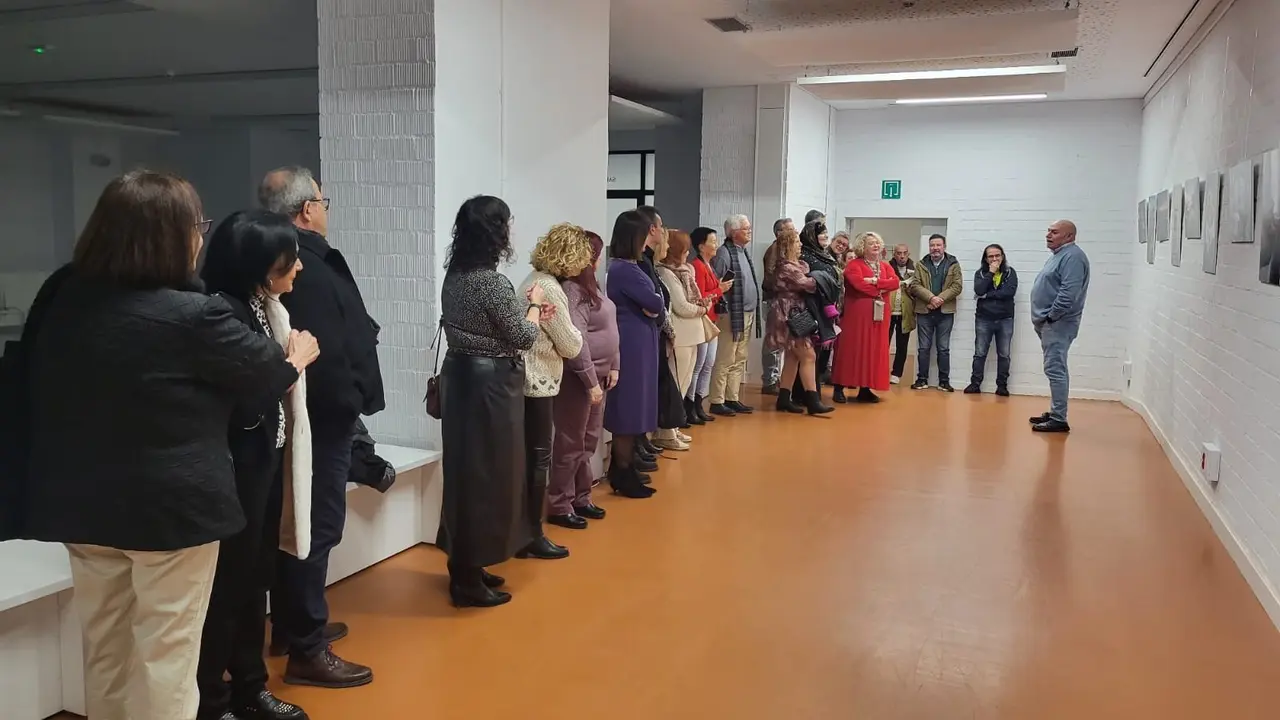 Exposici&oacute;n de Miradas en la biblioteca Miguel &Aacute;ngel Blanco