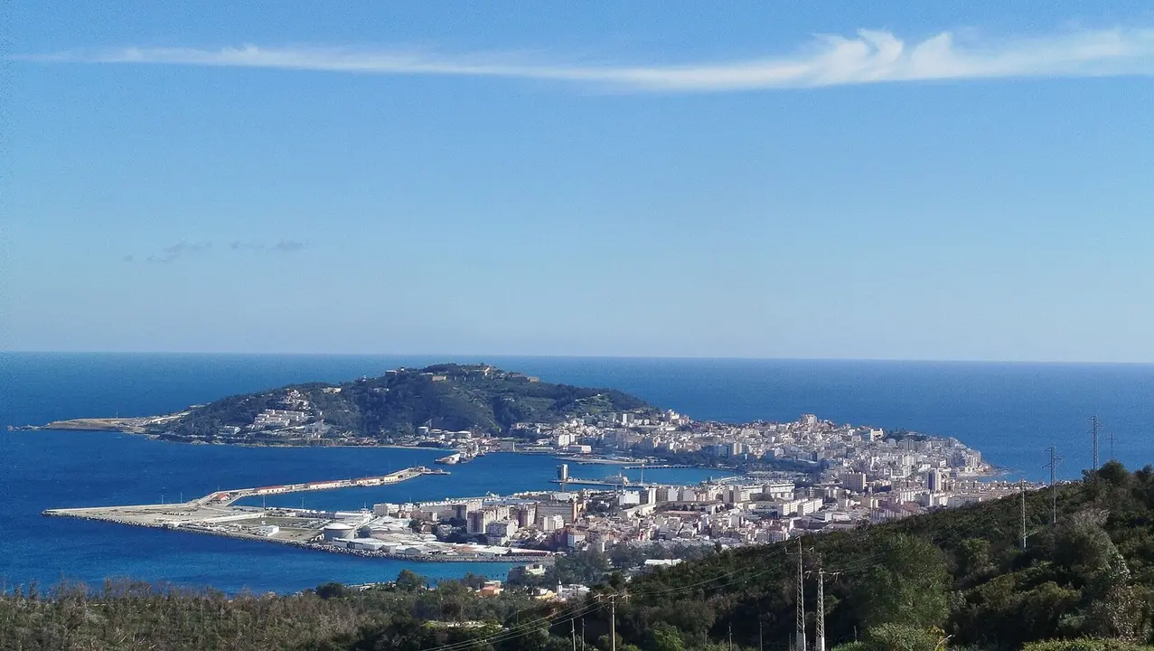Vista panor&aacute;mica de Ceuta desde Garc&iacute;a Aldave / S,I.