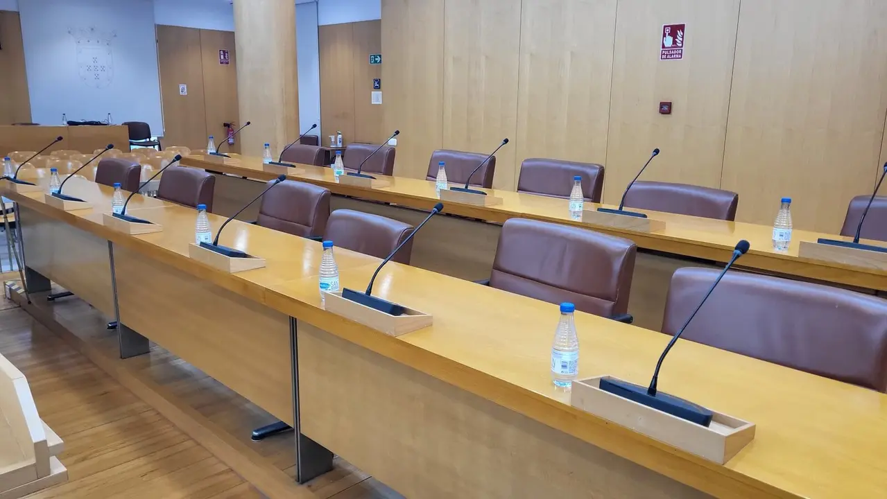 Sal&oacute;n de pleno vac&iacute;o