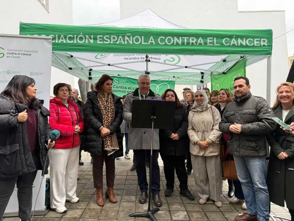 Autoridades locales, representantes de Educaci&oacute;n, Sanidad, partidos politicos AECC