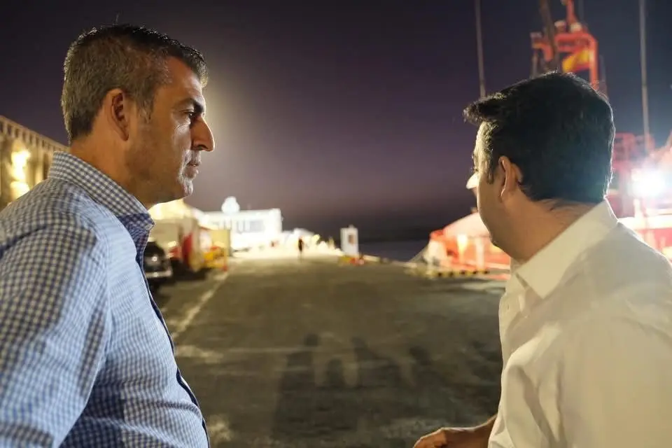 Manuel Dom&iacute;nguez, vicepresidente del Gobierno canario y l&iacute;der del PP en las islas, en el puerto de la Restinga durante la crisis de los cayucos / X