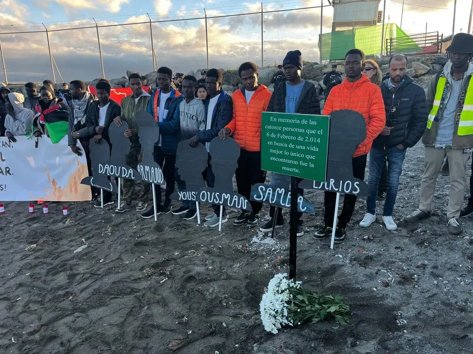 XII Marcha por la Dignidad culmin&oacute; en la Playa del Tarajal con un acto conmemorativo./ J.A. Gonz&aacute;lez