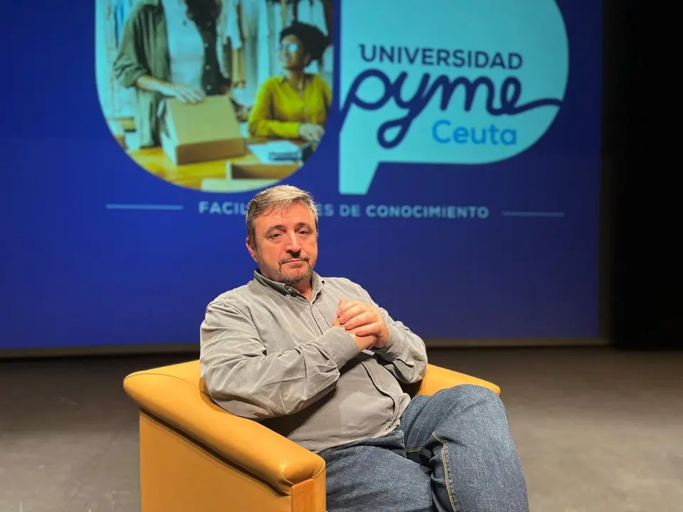 Antonio de Luis, director gerente de Fundae, durante la entrevista para Ceuta Actualidad
