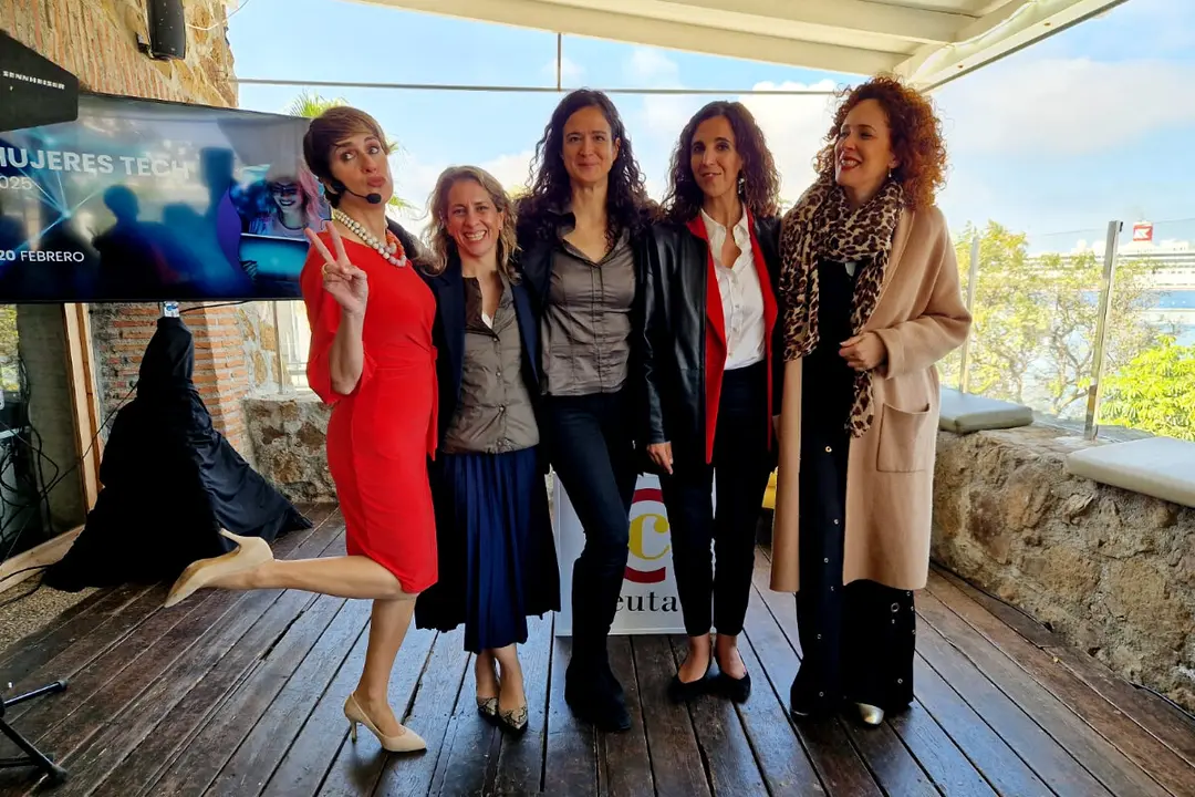  Las ponentes de Mujeres Tech junto a la presentadora del evento 