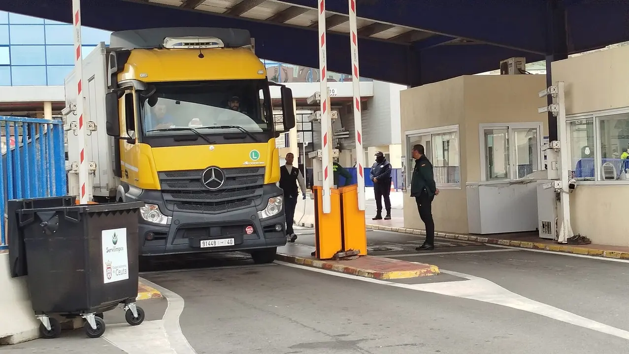 Cami&oacute;n en aduana comercial