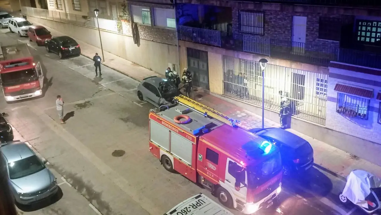 Veh&iacute;culo quemado en Loma Colmenar