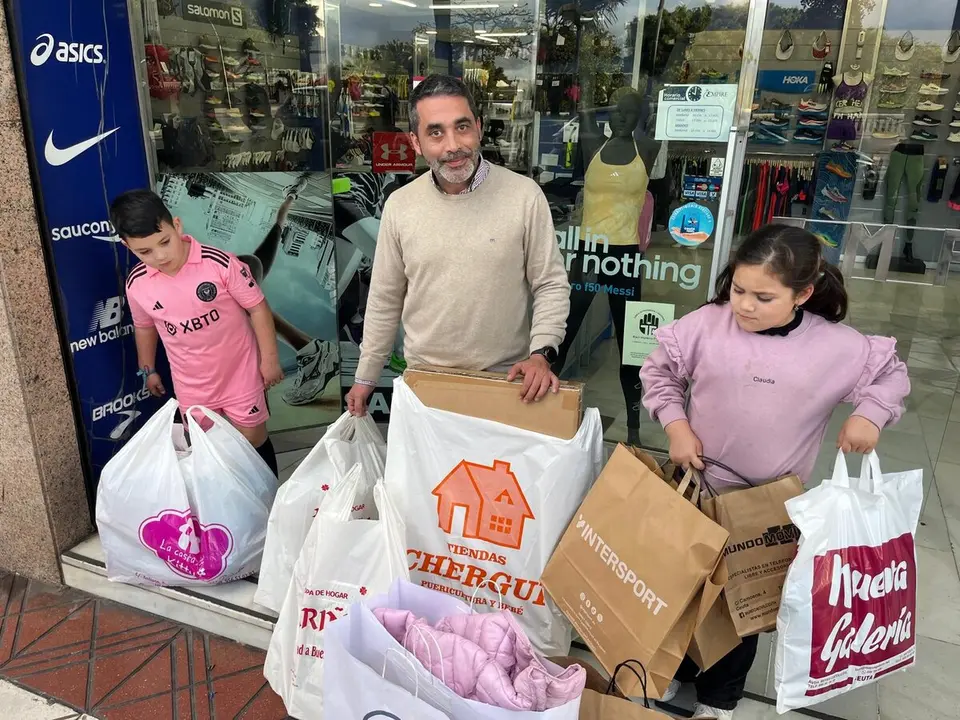 Andr&eacute;s Felipe Fernandez, junto a tres de sus siete hijos, durante el II Rally de Compras./ J.A. Gonz&aacute;lez