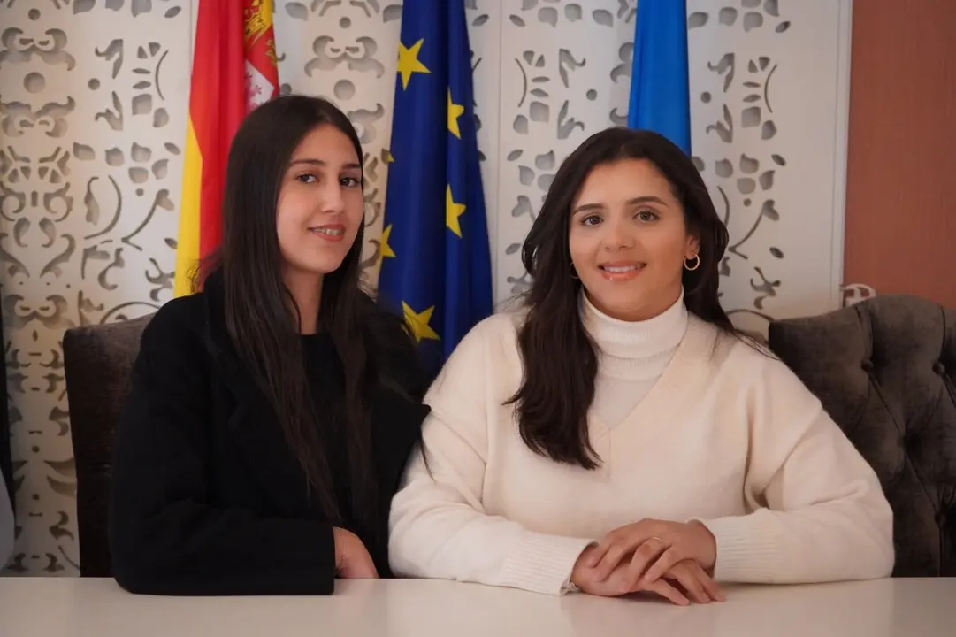 Insaf Ahmed y Nadia Mac&iacute;as, alumnas en pr&aacute;cticas en la COMCE  / Cedida