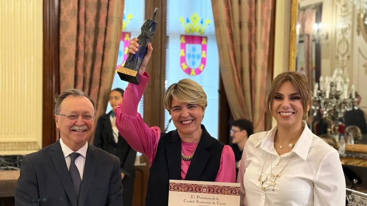 Yolanda Bel recibe el Premio 'Mar&iacute;a de Eza'