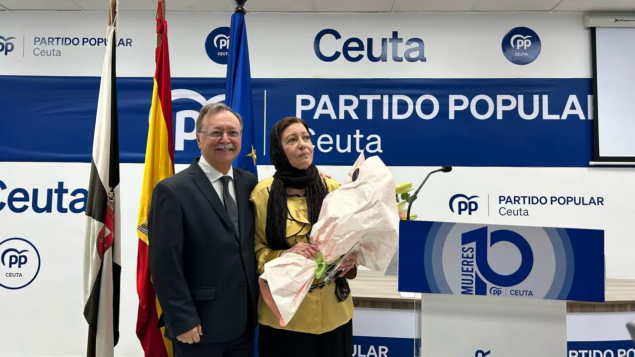 Entrega premio Mujer 10, PP de Ceuta a Anisa Milud / E.A.