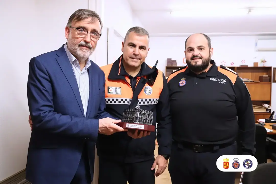 El alcalde de l'Alc&uacute;dia con el coordinador de l'Alc&uacute;dia y el vicepresidente de la AVPC Ceuta / Cedida