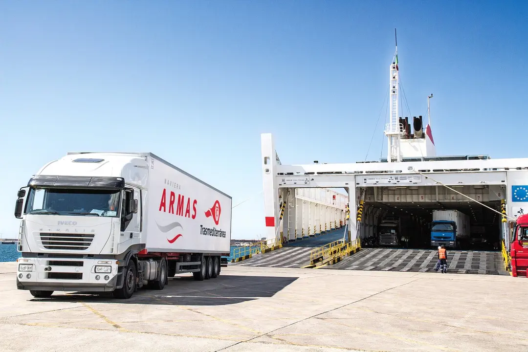 Camion Armas Trasmediterranea / A.T