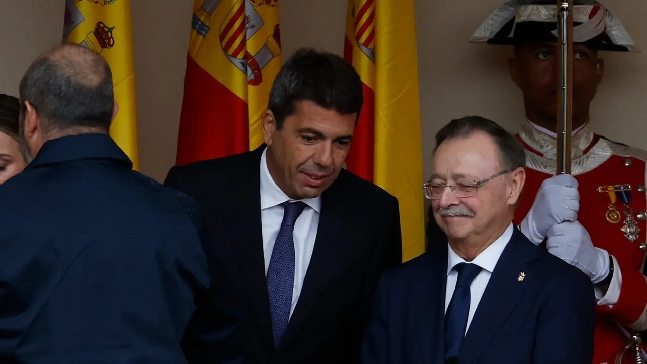 MADRID, 12/10/2024.- El presidente de la Comunidad Valenciana, Carlos Maz&oacute;n (c), conversa con el presidente de Ceuta, Juan Jes&uacute;s Vivas (d), a su llegada este s&aacute;bado para asistir al desfile por el D&iacute;a de la Fiesta Nacional en Madrid. Un total de 4.092 efectivos de las Fuerzas Armadas, de los cuales 473 son mujeres, 85 aeronaves, 266 veh&iacute;culos motorizados y 210 caballos participar&aacute;n en la parada militar, presidida por los reyes Felipe y Letizia, acompa&ntilde;ados de la Princesa Leonor. EFE/Chema Moya