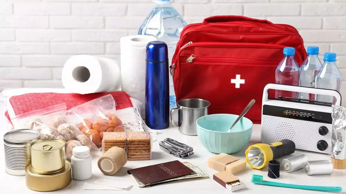 Un kit de supervivencia en caso de emergencia / 123RF