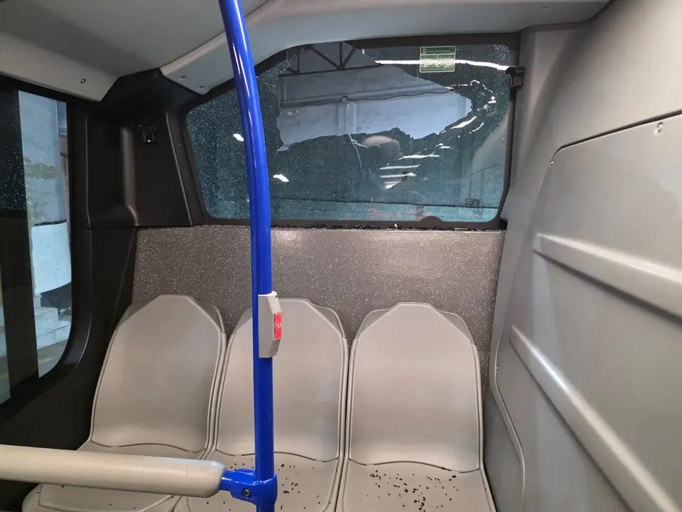 Luna destrozada del autob&uacute;s de la l&iacute;nea 8 / Cedida