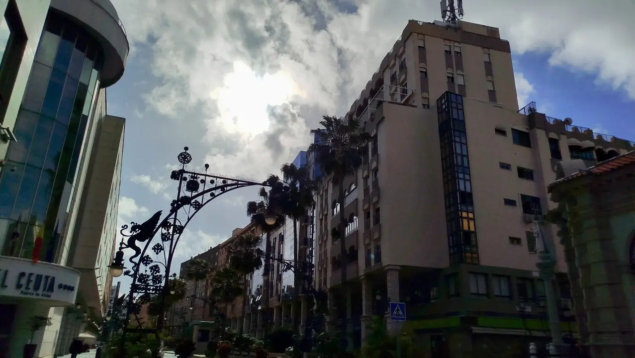 Gran V&iacute;a nubes sol