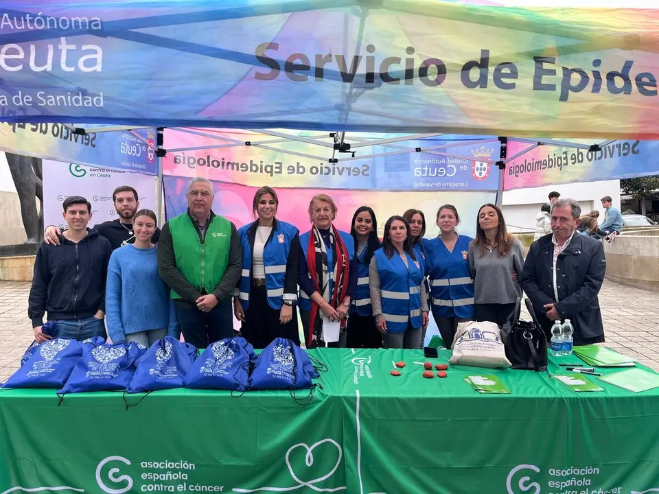 Stand instalado por Autismo Ceuta en el Paseo del Revell&iacute;n./ J.A. Gonz&aacute;lez