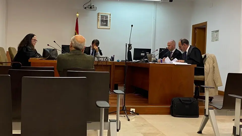  Javier Guerrero sentado de espaldas en el banquillo de acusados. 