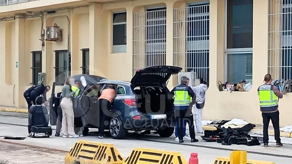La Guardia Civil, registrando un veh&iacute;culo en el puerto de Ceuta / C.A.