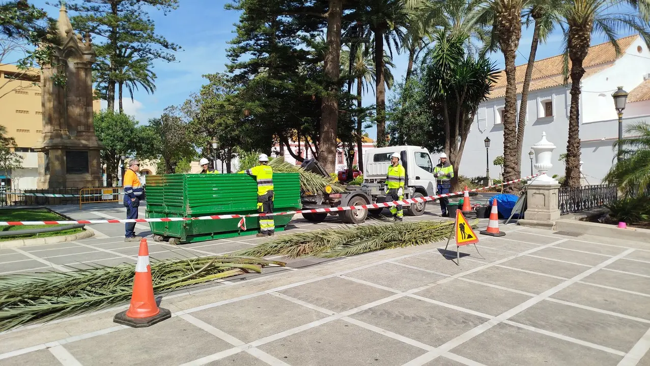 Trabajos, semana santa, jardines, plaza de &Aacute;frica, preparativos / S. I&ntilde;esta