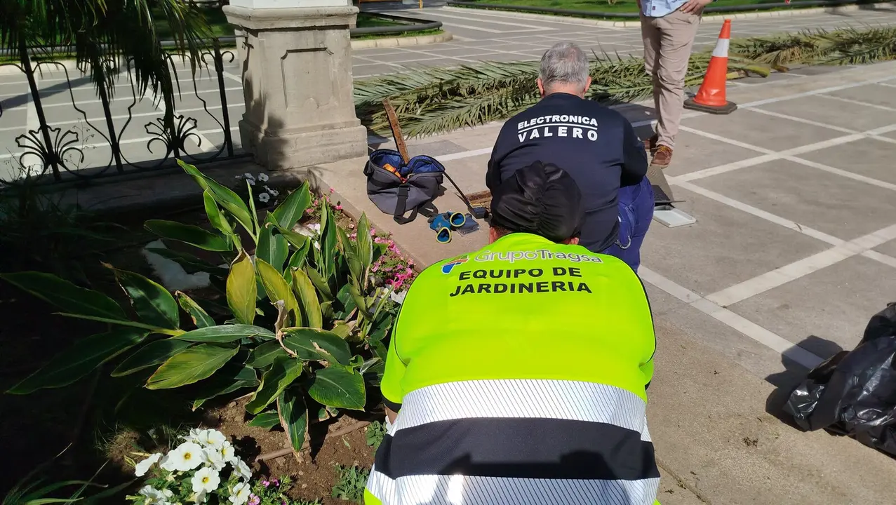 Trabajos, semana santa, jardines, plaza de &Aacute;frica, preparativos / S. I&ntilde;esta