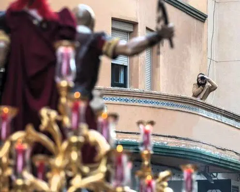 Momento en el que Patricia capta una de sus fotograf&iacute;as