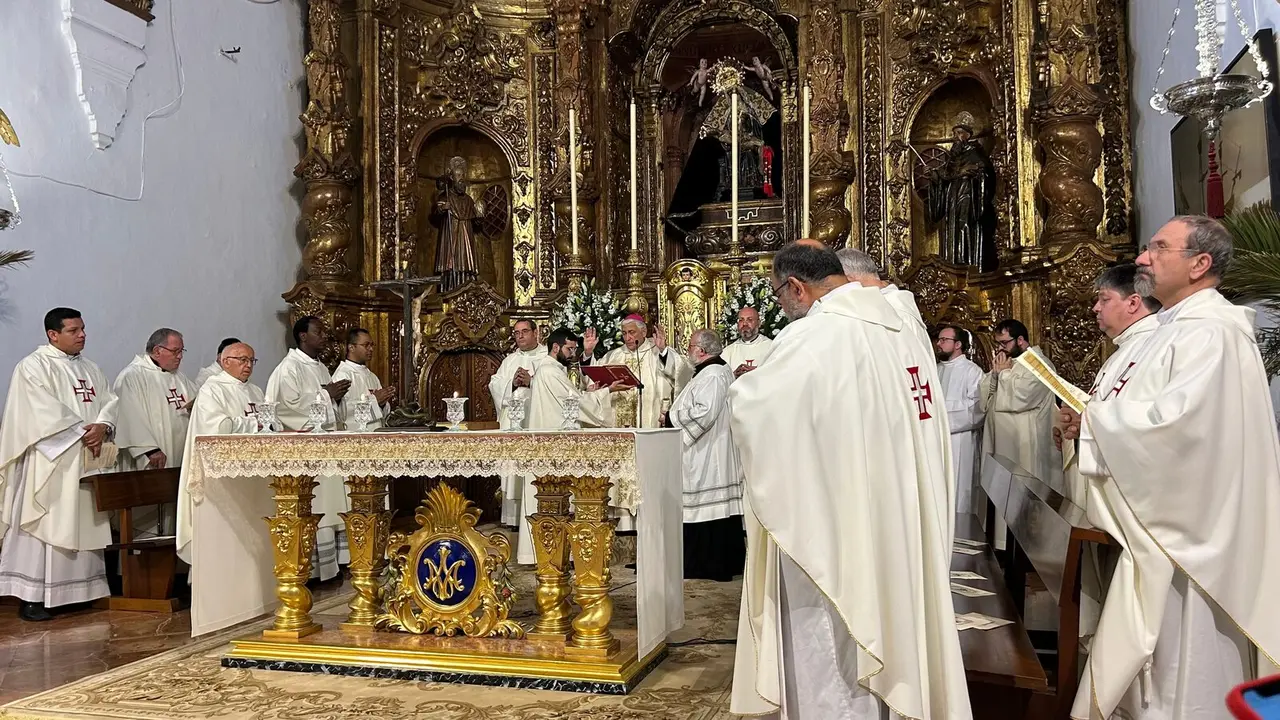 Monse&ntilde;or Rafael Zornoza, obispo de la di&oacute;cesis de C&aacute;diz y Ceuta, ha presidido la Misa Crismal / E. Arteaga