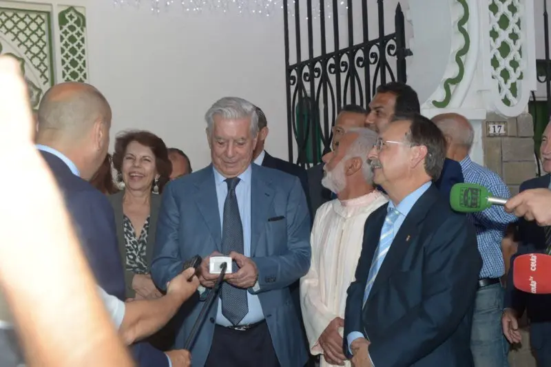 Vargas Llosa encendi&oacute; el alumbrado ornamental de Ramad&aacute;n durante su estancia en Ceuta en 2013