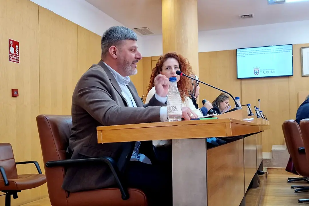  El portavoz de Ceuta Ya!, Mohamed Mustafa, durante la defensa de su propuesta / Laura Ortiz 
